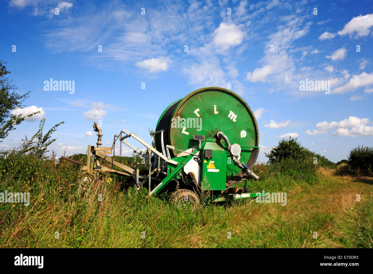 Matériel d'irrigation sur le terrain sur les terres agricoles dans le Norfolk. Banque D'Images