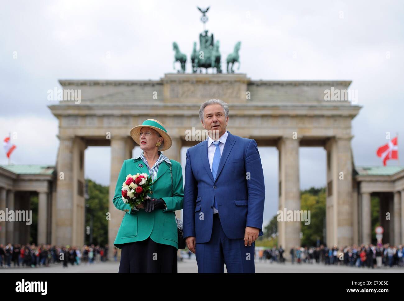 Berlin, Allemagne. Sep 10, 2014. La Reine Margrethe II de Danemark et le maire de Berlin Klaus Wowereit posent devant la porte de Brandebourg à Berlin, Allemagne, 10 septembre 2014. Photo : Britta Pedersen/dpa/Alamy Live News Banque D'Images