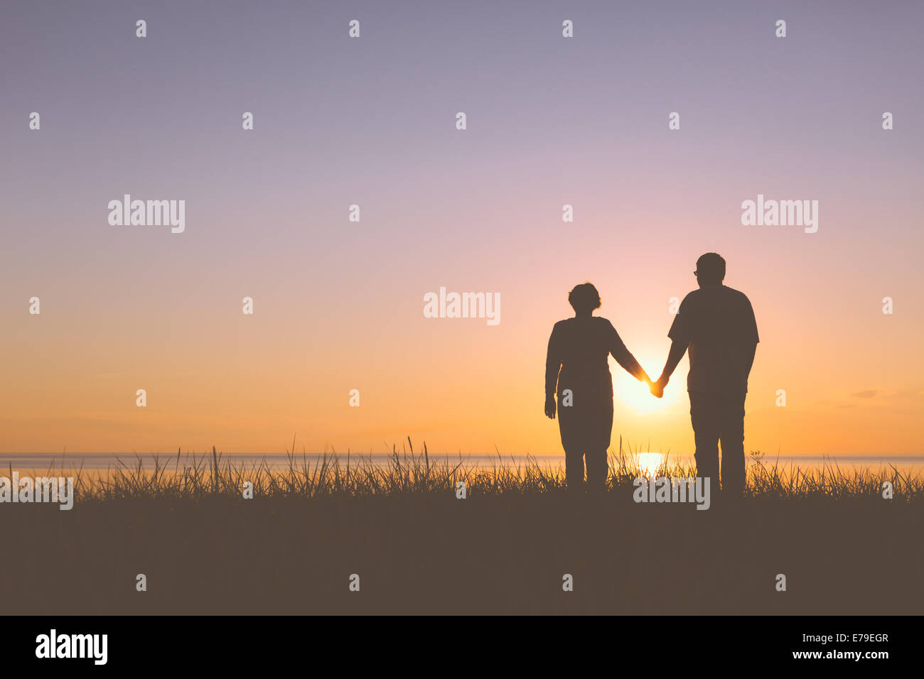 Senior couple holding hands silhouettes Banque D'Images