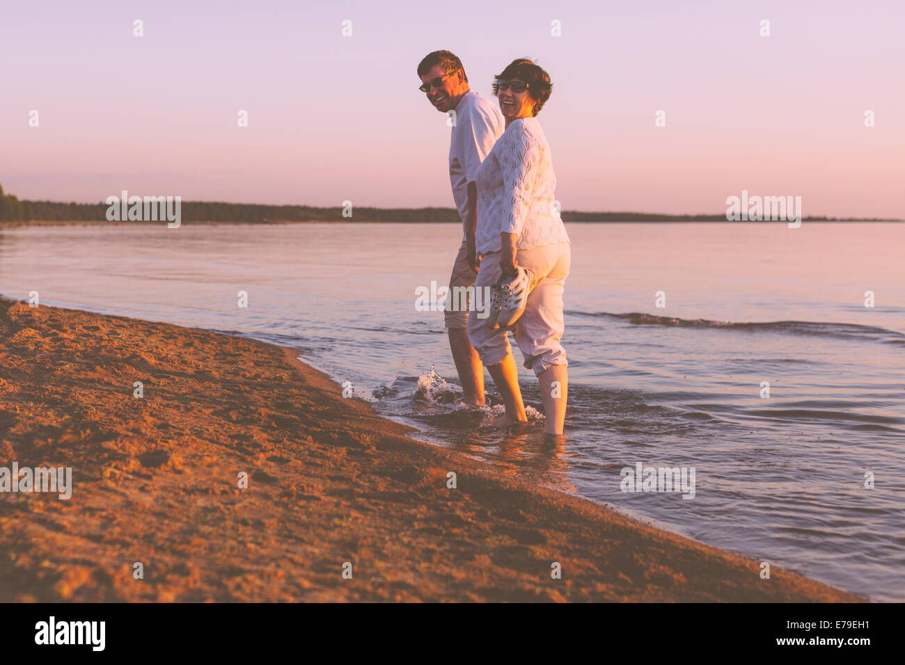 Happy senior couple sur la plage Banque D'Images