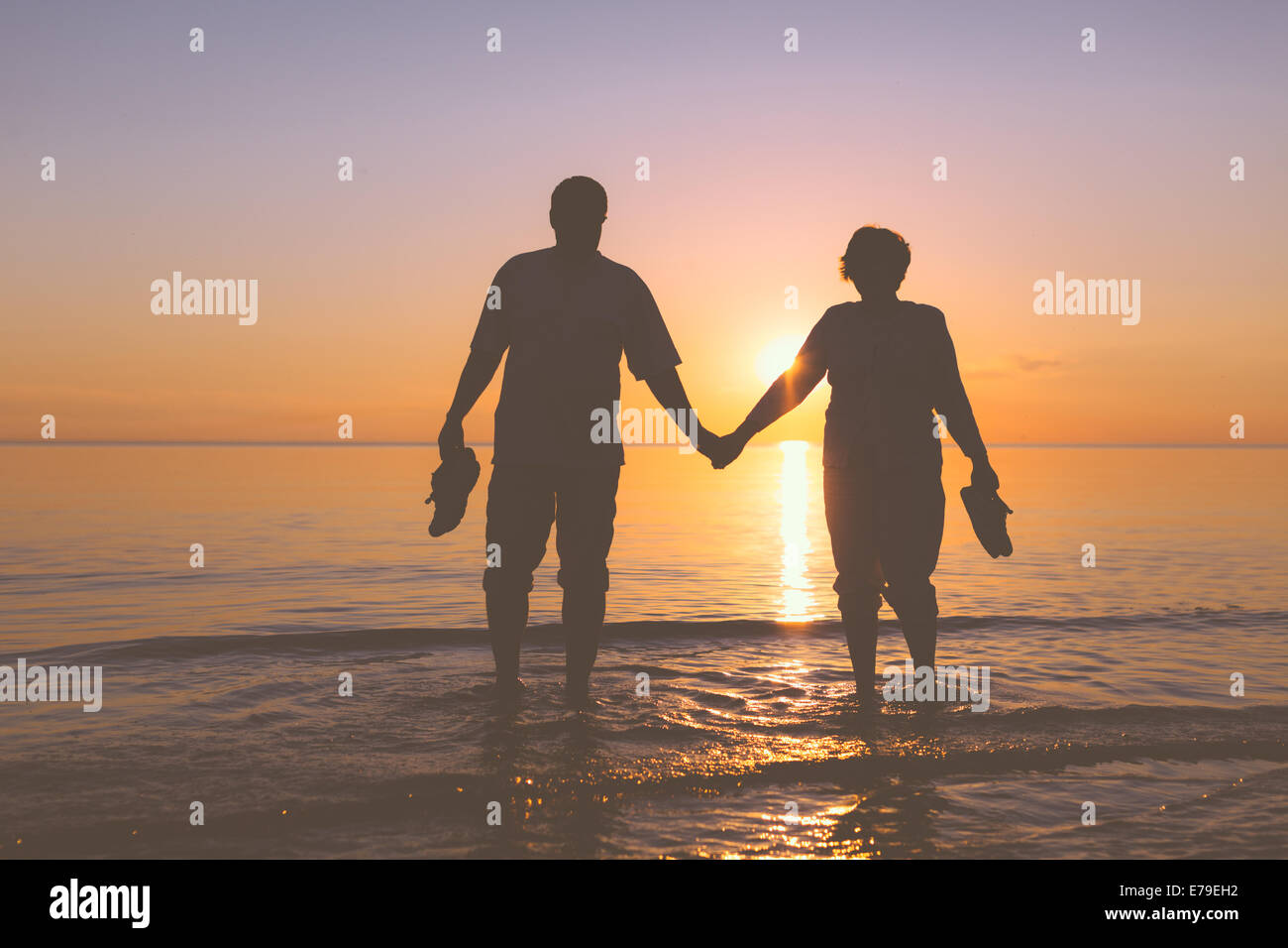 Happy senior couple silhouettes sur la plage Banque D'Images