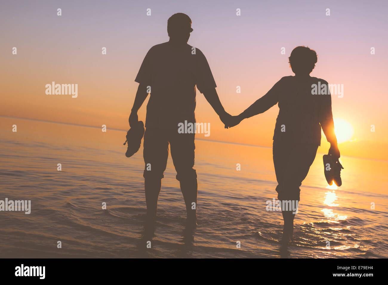 Happy senior couple silhouettes sur la plage Banque D'Images