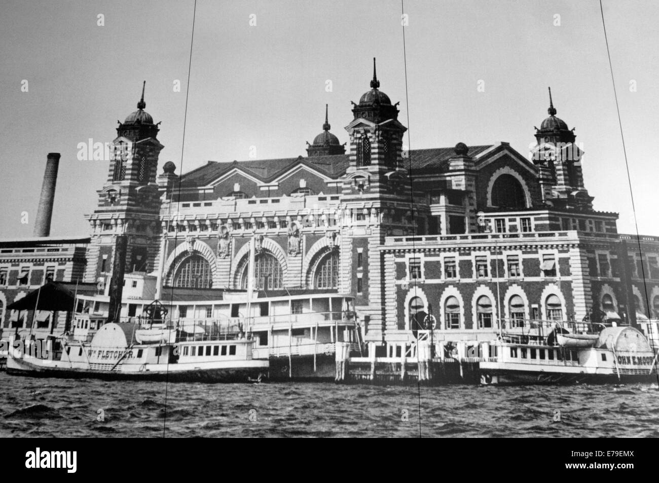 Mur de photos dans l'Ellis Island Immigration Museum à proximité de Manhattan New York City New York USA Amérique du Nord. Ellis Island. Cette île était la porte principale pour tous les immigrants qui arrivent à New York à partir de 1892-1954. À l'heure actuelle, et basées sur des photographies, des bagages et des marchandises semblables à ces immigrants exerçant son activité sous l'un peut faire une assez bonne idée de ce qu'ils ont vécu. L'endroit dispose également d'un ordinateur dans lequel après avoir mis le nom complet d'un membre de la famille, il recherche dans la base de données dans l'existence et la date je passe par ces installations. Banque D'Images