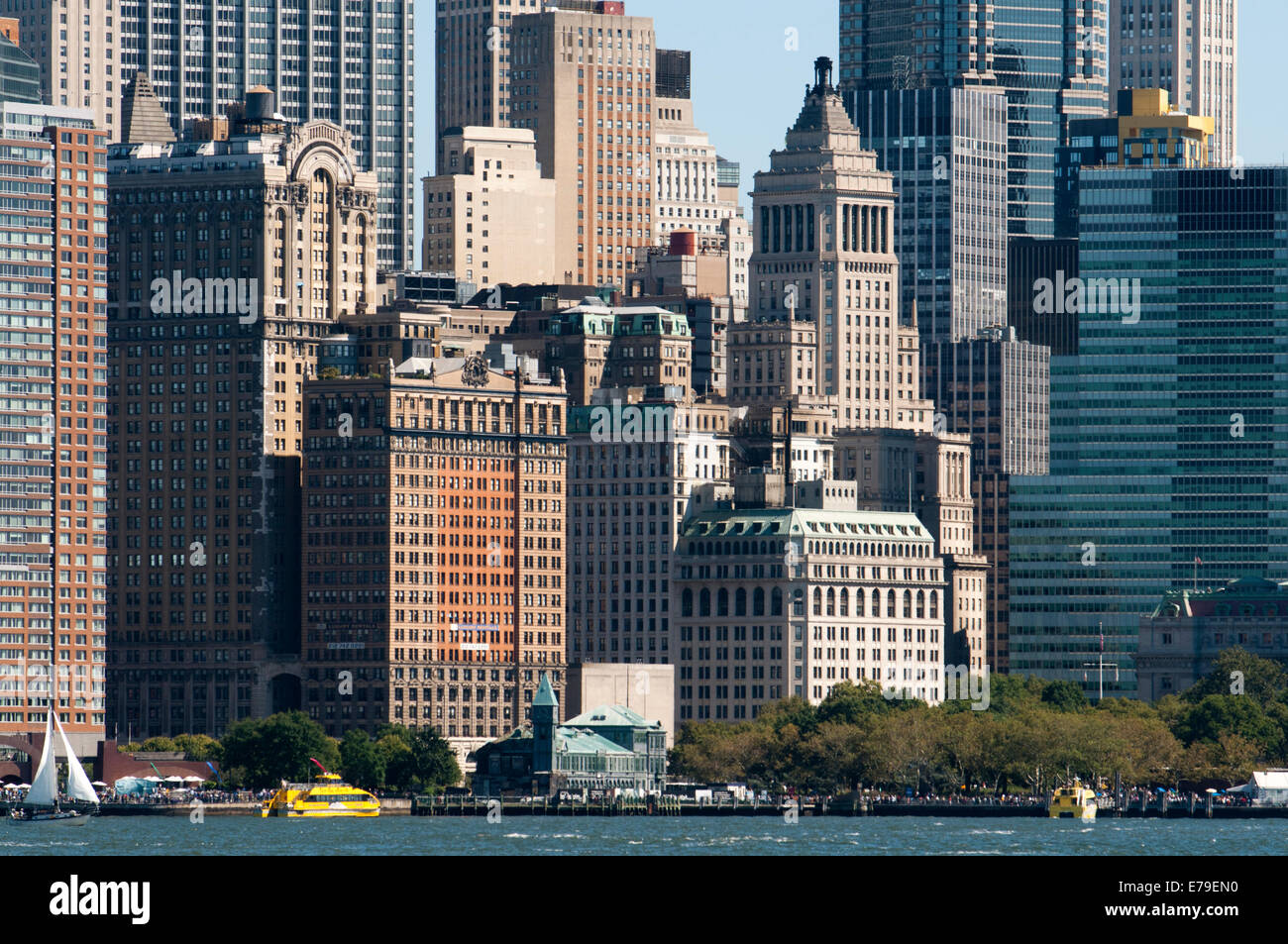 Gratte-ciel immense waterfront de Battery Park et de la jetée A. Pier A dans Battery Park est un bâtiment construit en 1886 par le ministère de quais et de ferries, partiellement rénové, présente encore un triste état, il me semble qu'il y a un conflit entre les autorités et l'entreprise derrière sa réhabilitation. Le printemps dernier, s'est félicité de Amelia Earhart, la Reine et plusieurs chefs d'état. Banque D'Images