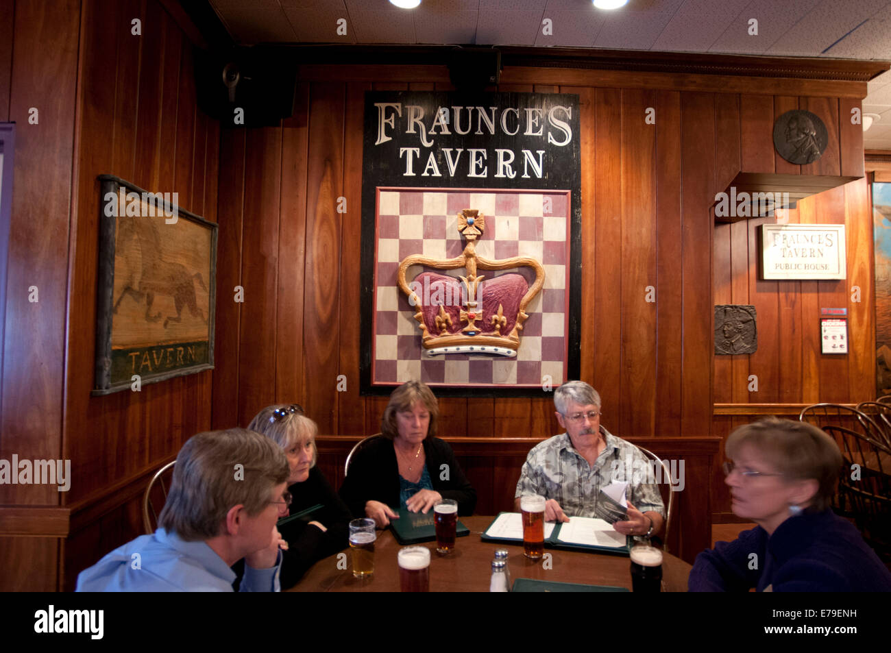 Fraunces Tavern historique, lower Manhattan, New York City, USA. Fraunces Tavern à New York City est une taverne, un restaurant et un musée installé dans une reconstruction conjecturale d'un bâtiment qui a joué un rôle de premier plan dans la révolution et l'histoire de la Révolution américaine. Le bâtiment, situé au 54 Pearl Street à l'angle de la rue Broad, a été administré par fils de la révolution dans l'État de New York Inc. depuis 1904, qui fait valoir qu'il est le plus ancien édifice de Manhattan. Banque D'Images
