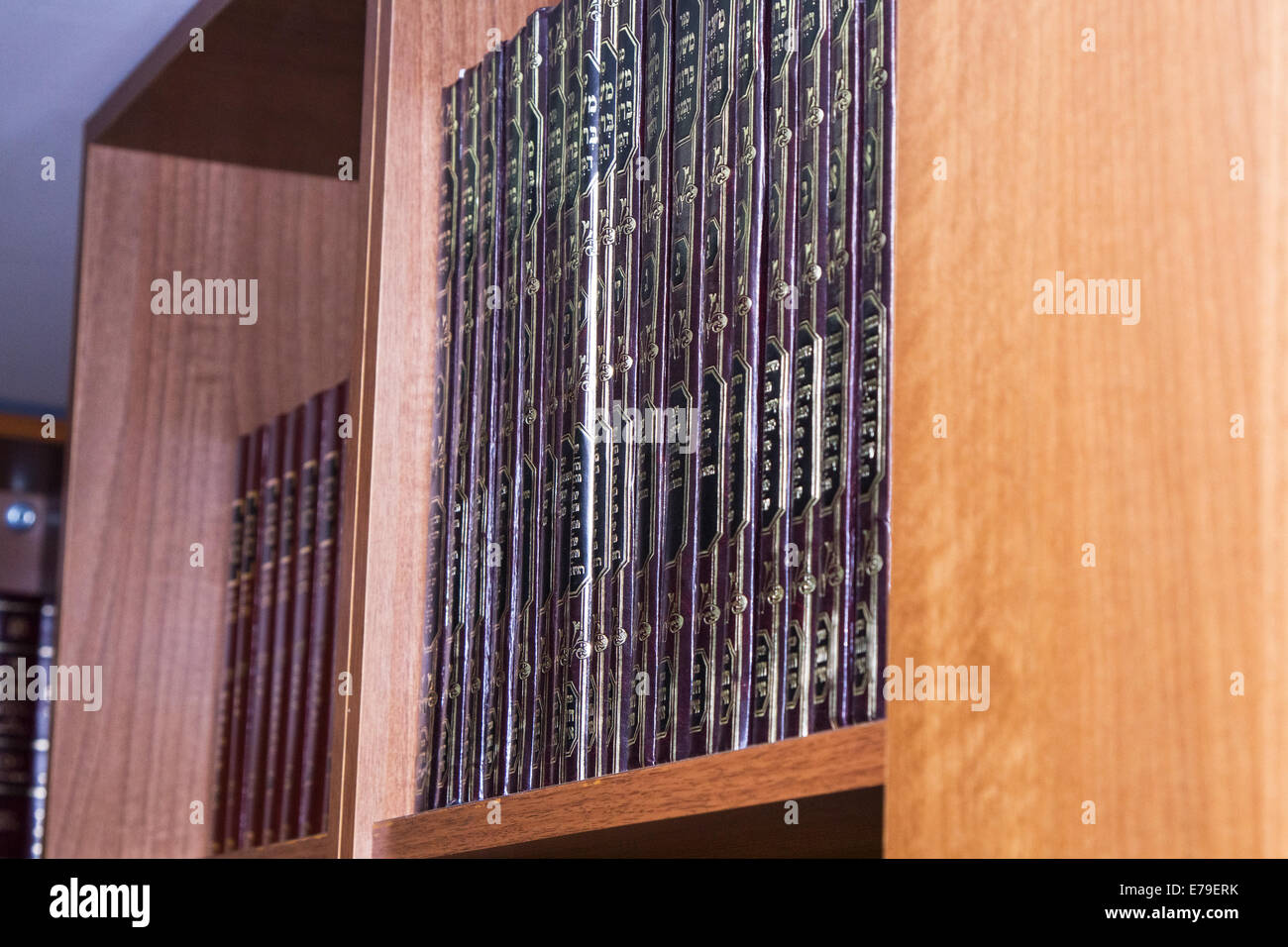 Tel-Aviv, Israël - septembre 8 . 2014 : l'intérieur de la synagogue Kipusit à Tel Aviv. Israël . Livres sur les rayons sacrés Banque D'Images