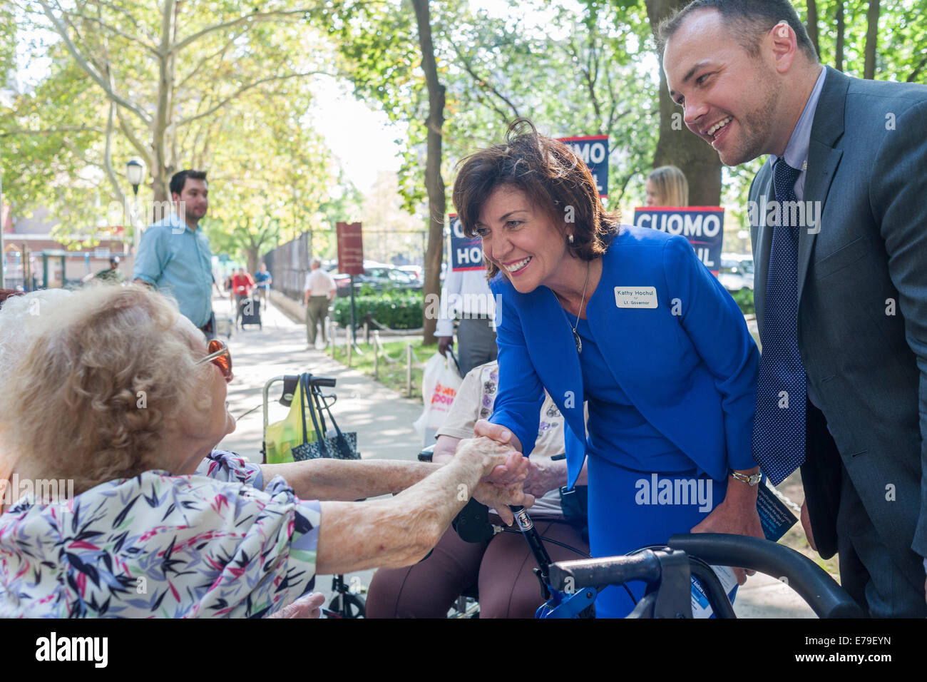 Gov. Andrew Cuomo's colistier, Kathy Hochul, centre, salue les électeurs âgés avec NYC Councilmember Corey Johnson Banque D'Images