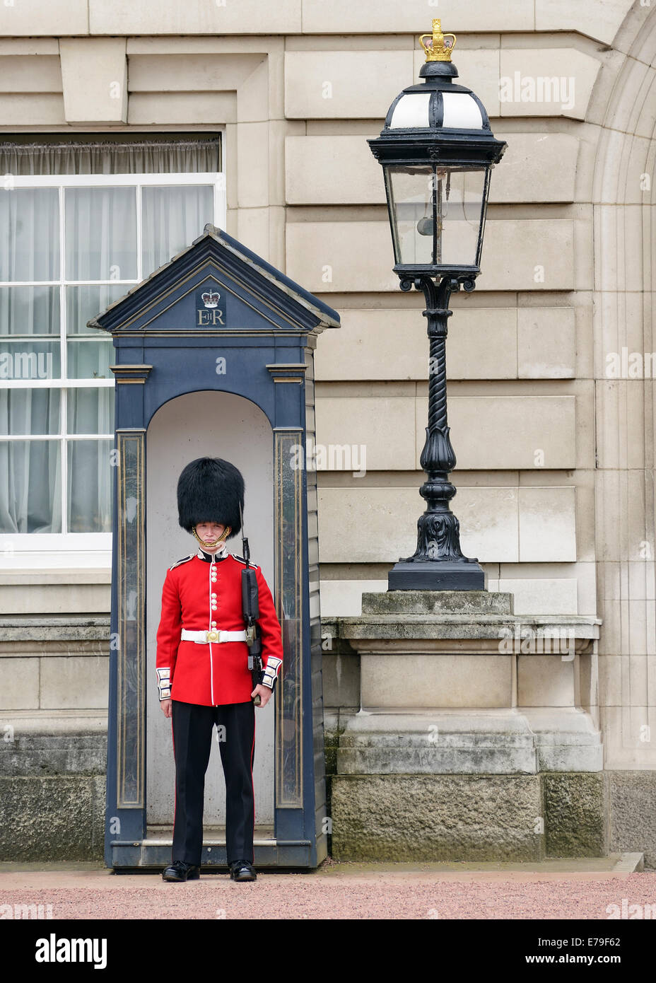 Guardsman du Queens la garde devant le palais de Buckingham, Londres, Angleterre, Royaume-Uni. Banque D'Images