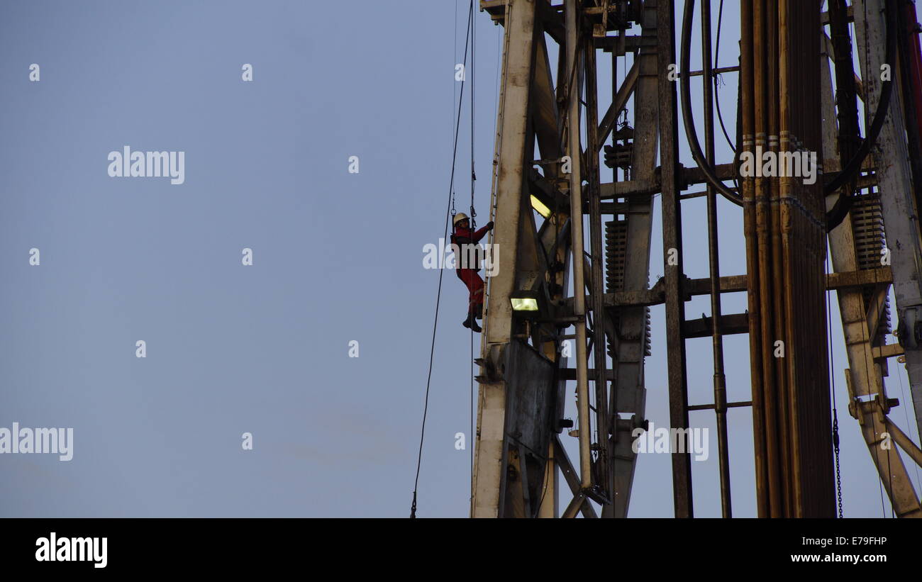 Travailleur sur une plate-forme pétrolière. Banque D'Images