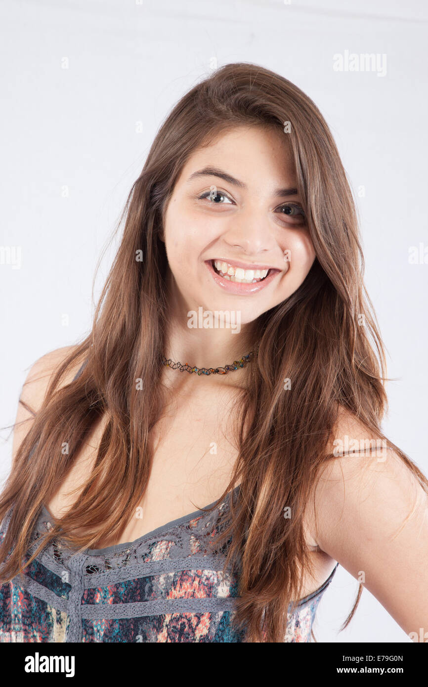 Pretty Caucasian woman with long hair, souriant à l'afficheur avec un sourire amical Banque D'Images