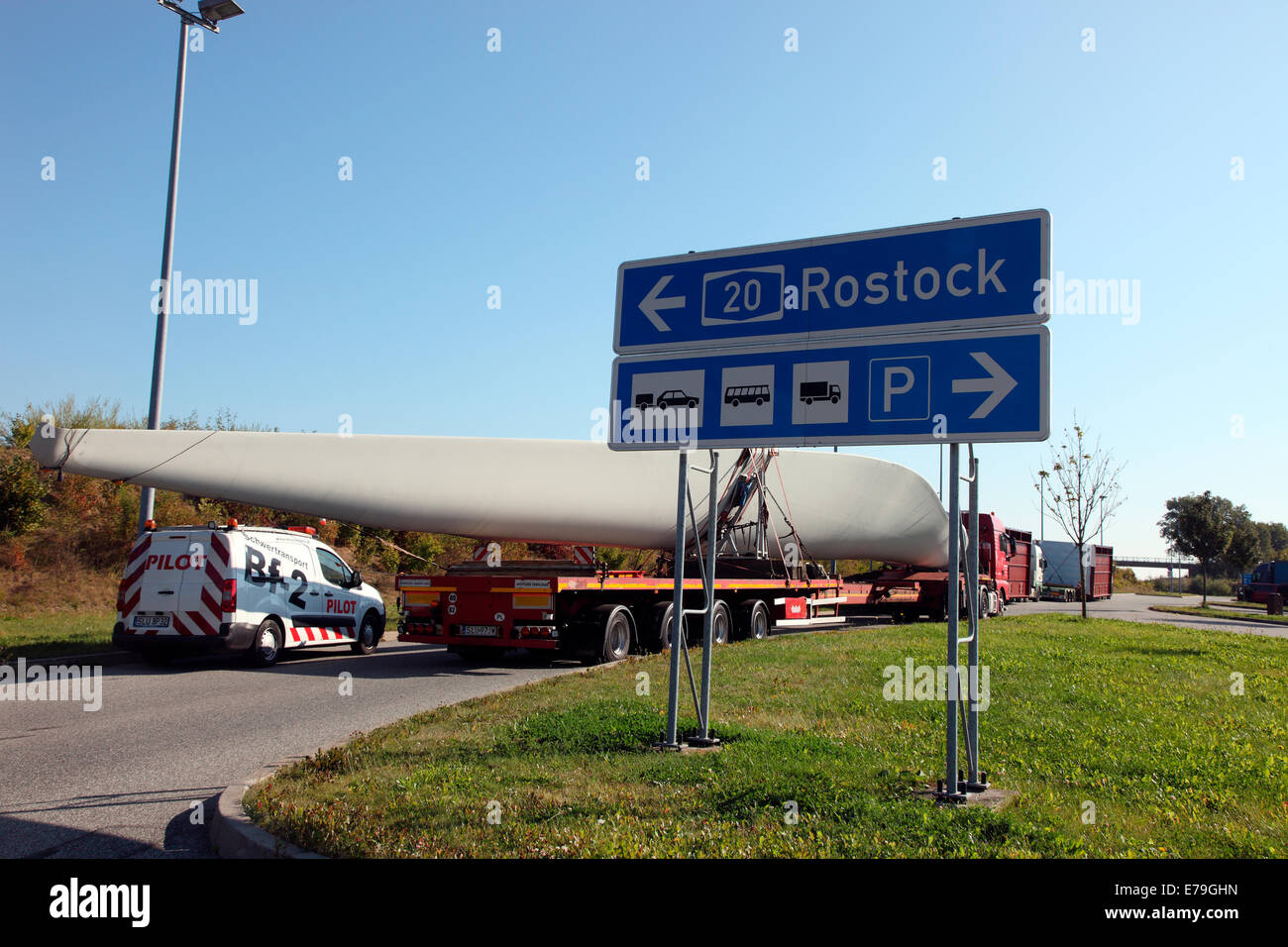 Lame d'une éolienne en transit. Banque D'Images