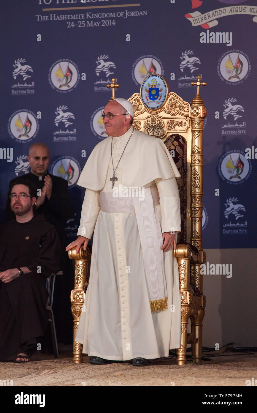 Le pape François visite la nouvelle église catholique au site du baptême, sur les rives du Jourdain, en Jordanie. Banque D'Images Le pape François visite la nouvelle église catholique au site du baptême, sur les rives du Jourdain, en Jordanie. Banque D'Images