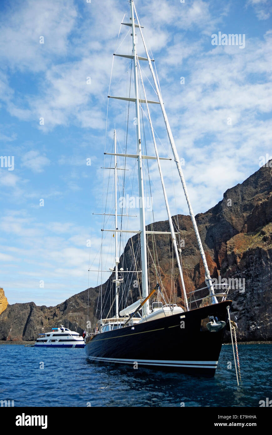 Îles Galapagos, voilier près des falaises volcaniques de l'île Isabela, Équateur, Amérique du Sud Banque D'Images