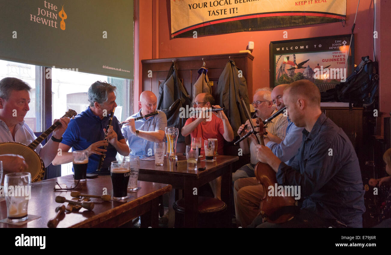 Des musiciens irlandais John Hewitt en Pub dans Belfast, 12.08.2014 Banque D'Images