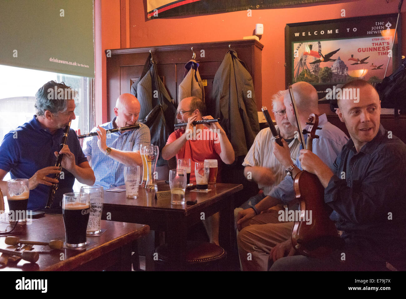 Des musiciens irlandais John Hewitt en Pub dans Belfast, 12.8.2014 Banque D'Images