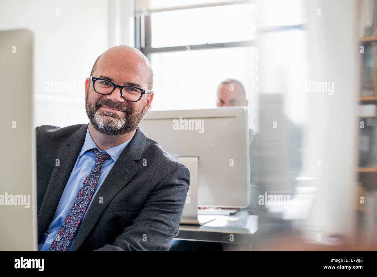 Homme en costume cravate au bureau Banque de photographies et d'images à  haute résolution - Alamy