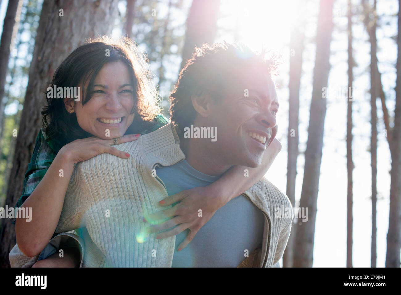 Un couple près l'un de l'autre, serrant à l'ombre des arbres. Banque D'Images