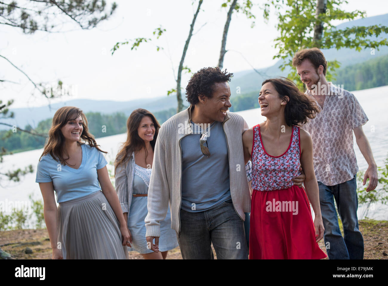 Un groupe de personnes bénéficiant d'une agréable promenade par un lac. Banque D'Images