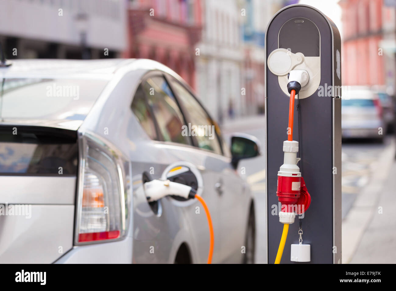 Voiture électrique dans la station de charge. Banque D'Images