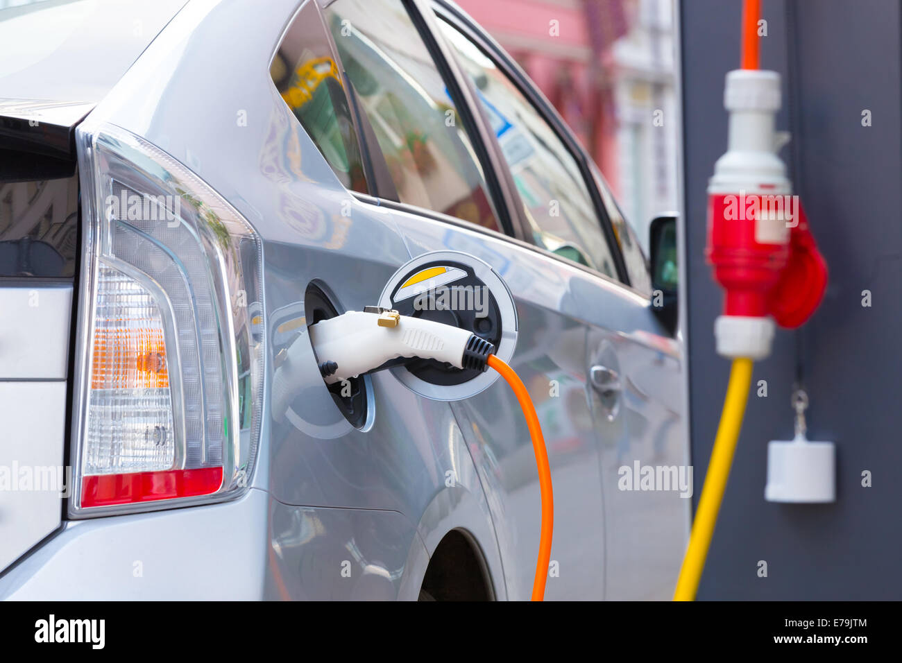 Voiture électrique dans la station de charge. Banque D'Images