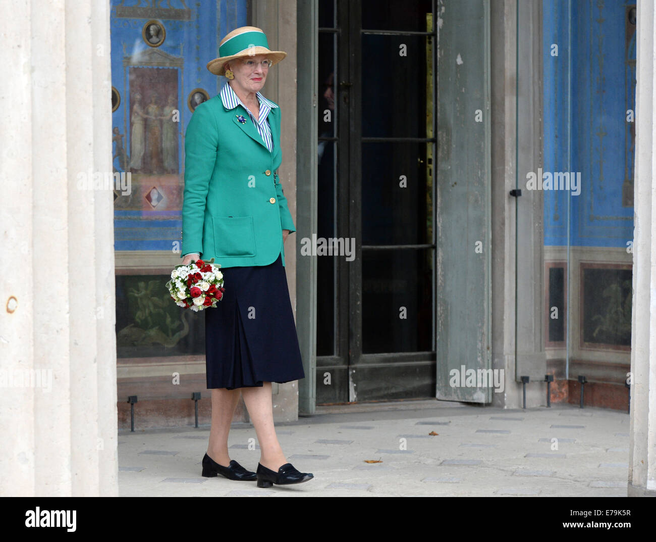 Potsdam, Allemagne. Sep 10, 2014. La Reine Margrethe II de Danemark promenades autour du palais de Charlottenhof de Sanssouci à Potsdam, Allemagne, 10 septembre 2014. Photo : Ralf Hirschberger/dpa/Alamy Live News Banque D'Images