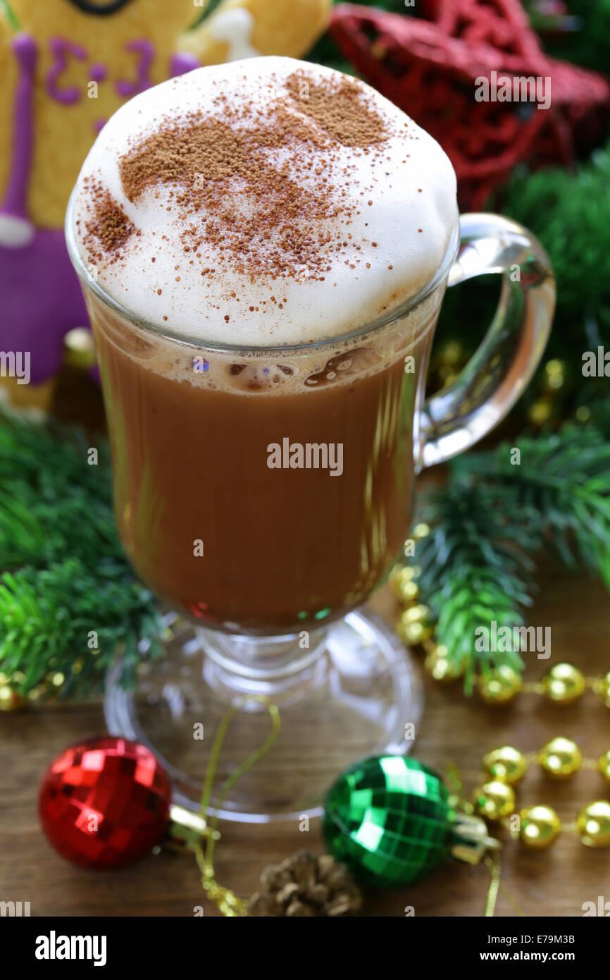Boisson festive (Chocolat, cacao, café) avec la mousse de lait, Noël encore la vie Banque D'Images