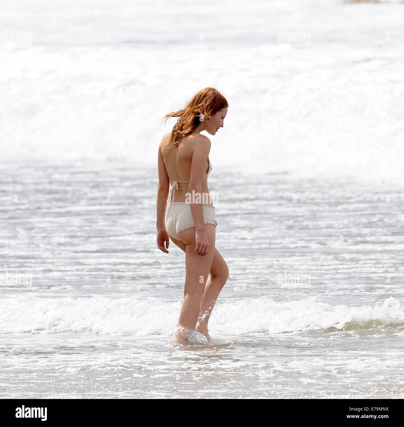 Ashley Greene montre son corps de plage dans un maillot de bain d'inspiration vintage sur l'ensemble de "La Suite Shangri-La" sur l'emplacement de tir à Redondo Beach. L'actrice, qui est représentant Priscilla Presley dans le film, a été rejoint par la co-star Emily Browning, qui à Banque D'Images
