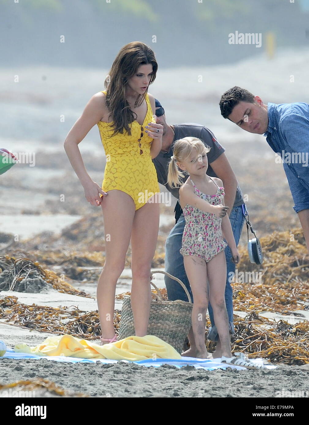 Ashley Greene montre son corps de plage dans un maillot de bain  d'inspiration vintage sur l'ensemble de "La Suite Shangri-La" sur  l'emplacement de tir à Redondo Beach. L'actrice, qui est représentant  Priscilla