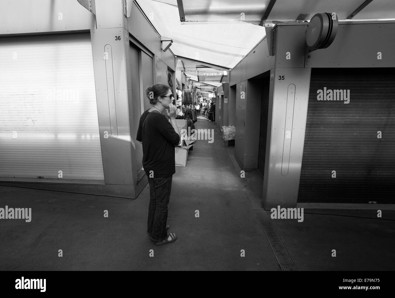 Une femme d'âge moyen qui semble perdue dans le marché de Norwich, Norfolk, Royaume-Uni. Banque D'Images