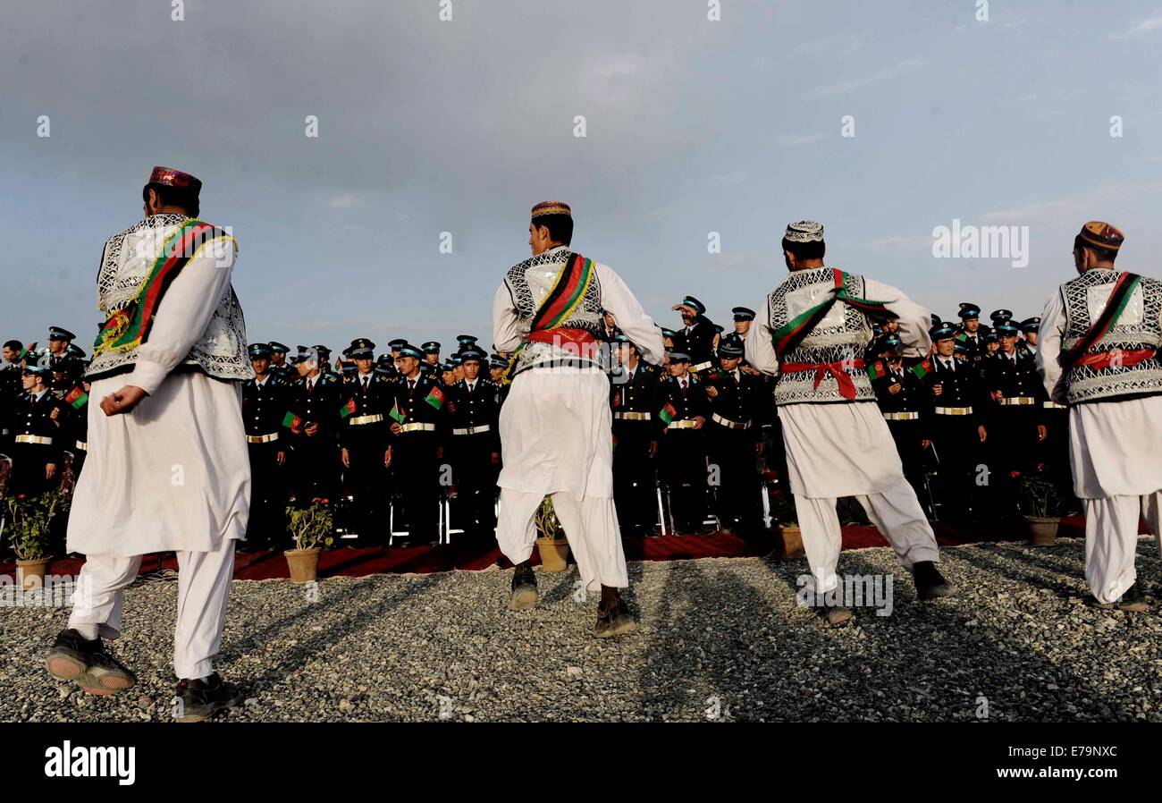 Kaboul, Afghanistan. Sep 10, 2014. Les hommes afghans la danse à une cérémonie de lever du drapeau à Kaboul, en Afghanistan, le 10 septembre 2014. Le président afghan Hamid Karzai et le Ministre des affaires étrangères de l'Inde Sushma Swaraj hissé le mercredi une Inde à l'Afghanistan drapeau national avec 87 mètres de longueur et 30 mètres de large au cours de la cérémonie. Credit : Ahmad Massoud/Xinhua/Alamy Live News Banque D'Images