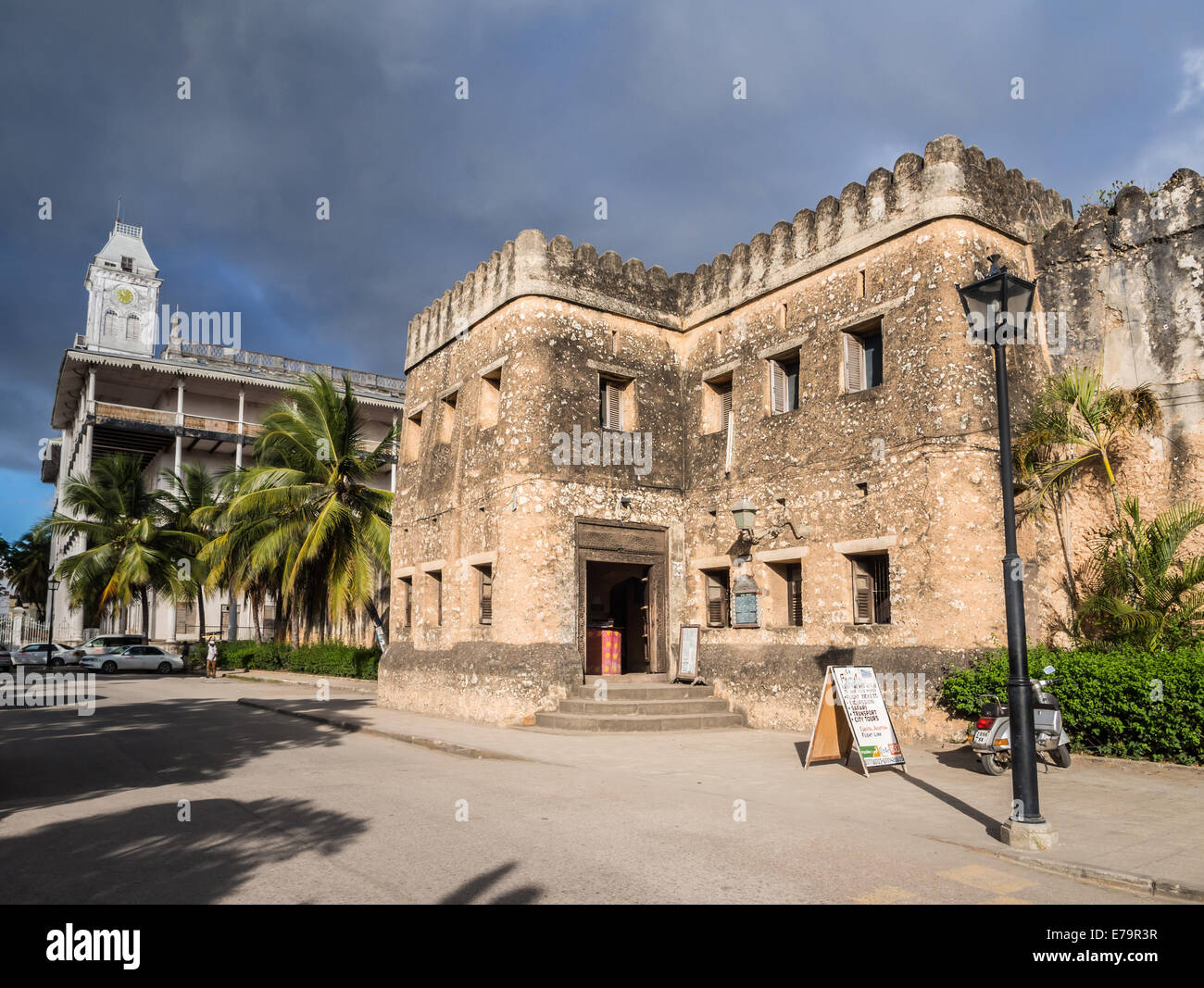 Le Vieux Fort (Ngome Kongwe) aussi connu comme le Fort arabe et la Maison des Merveilles à Stone Town sur l'île de Zanzibar. Banque D'Images