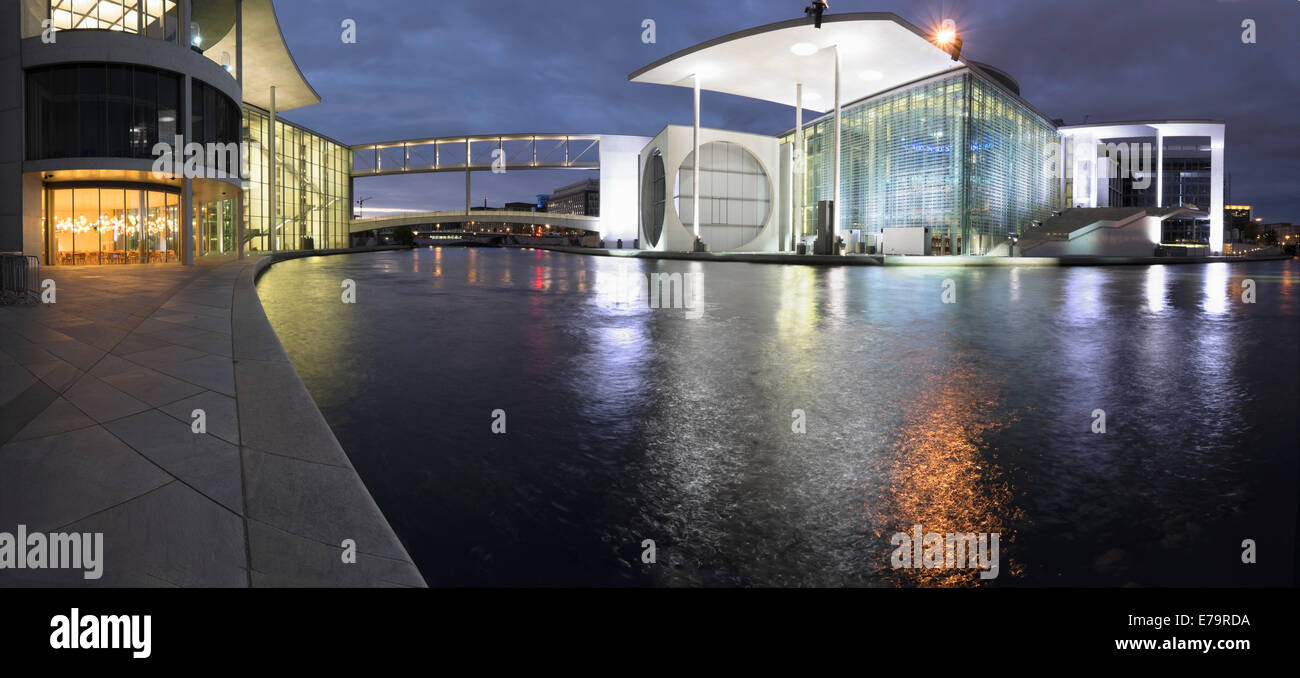 Les bâtiments du gouvernement au Bundestag de Regierungsviertel (quartier du gouvernement) au crépuscule, à côté de la rivière Spree, dans le centre de Berlin Banque D'Images