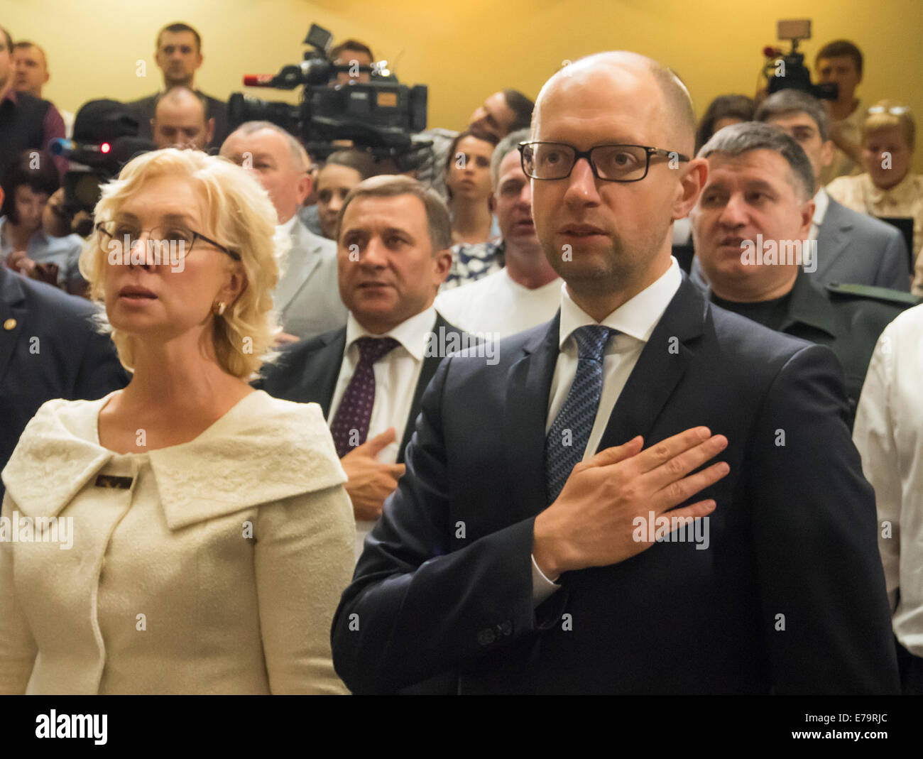 L'Ukraine. Sep 10, 2014. Le premier ministre de l'Ukraine Areseny Iatseniouk et ministre de la politique sociale Lyudmila chanter Denisova l'hymne de l'Ukraine. -- Premier ministre Yatsenyuk a dirigé le nouveau conseil politique du Front populaire. Cette décision a été voté à l'unanimité l'ensemble des délégués au congrès, qui se tient à la maison de l'enseignant. Présentation de la question de la participation des partis politiques dans le Front populaire pour les élections parlementaires est déterminé dans la seconde phase du Congrès. Crédit : Igor Golovnov/Alamy Live News Banque D'Images