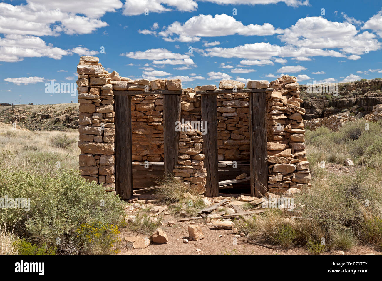 Trou Quad outhouse à deux canons. Deux canons est situé en Arizona, à l'est de Flagstaff, sur ce qui était autrefois la route 66. Deux armes à feu a été o Banque D'Images Trou Quad outhouse à deux canons. Deux canons est situé en Arizona, à l'est de Flagstaff, sur ce qui était autrefois la route 66. Deux armes à feu a été o Banque D'Images