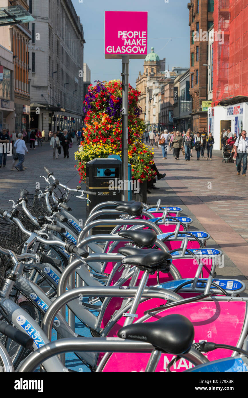 Argyll Street Glasgow avec l'emblématique "Peuple faire Glasgow' et l'agence de location de cycles dans le rack à vélo, Glasgow Banque D'Images