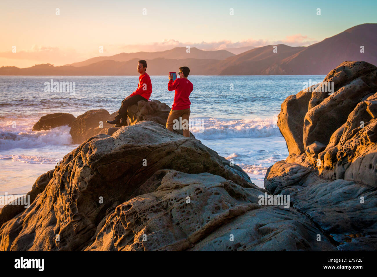 Deux amis s'amusaient à prendre des photos sur Baker Beach dans la baie de San Francisco Banque D'Images