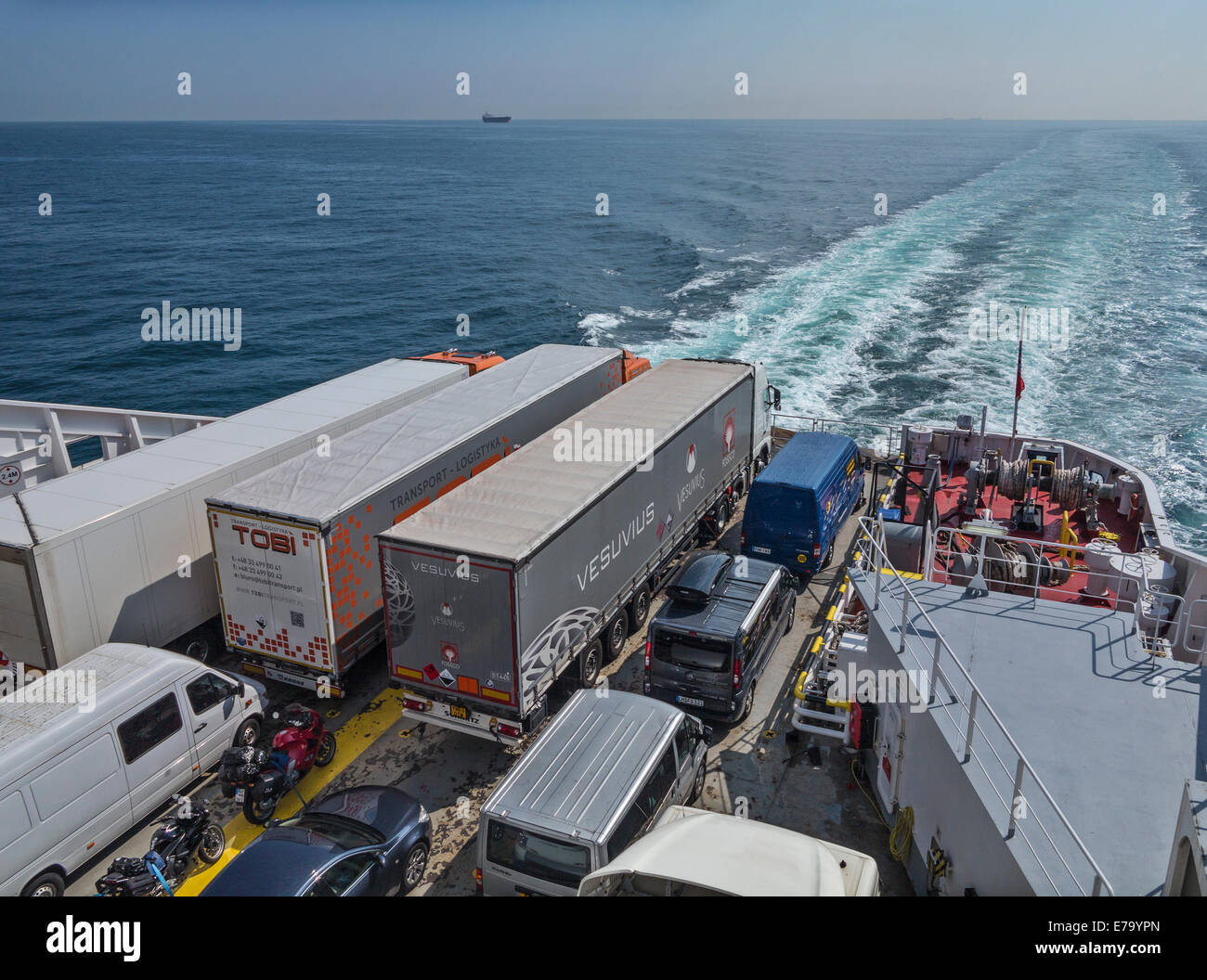 Camions à bord d'un ferry traversant la Manche de Dunkerque à Douvres Banque D'Images