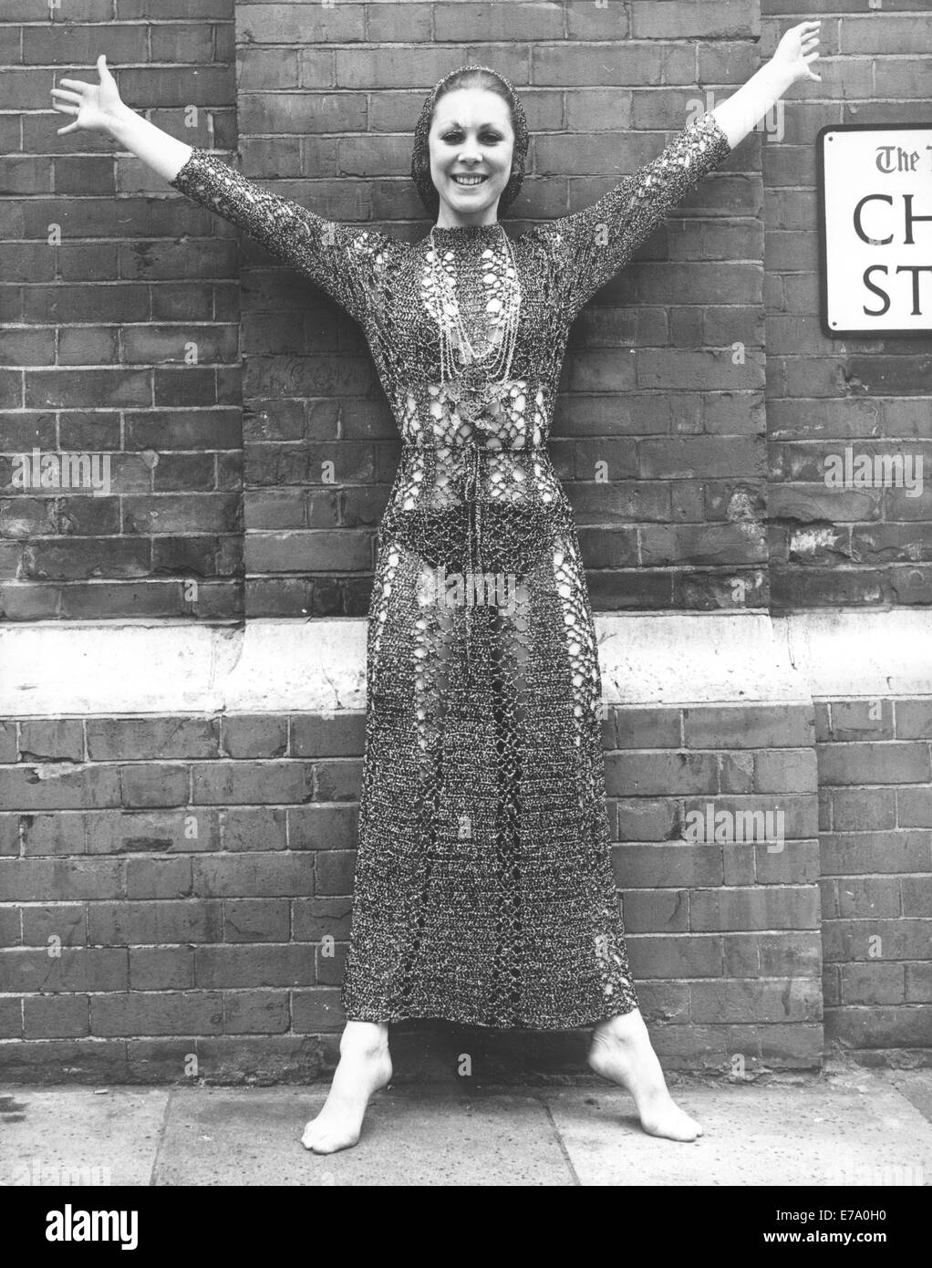 London, UK, UK. Apr 17, 1970. JANE modèle HERBERT, 21 ans, de Surrey, porte une cotte de maille costume, conçu par Sally Levison à la presse d'aujourd'essai organisé par le Conseil d'experts de l'habillement à Chelsea, montrant le nouveau look de Londres pour l'automne 1970. Les 15 Jours de la mode de Londres annonce une nouvelle ère pour la mode britannique les exportations. London's top 32 des maisons de mode les jeunes ont créé leur propre mode discothèque exclusivement pour les acheteurs étrangers, et s'appelle 'le chemin du Roi Club.' © Keystone Photos/ZUMAPRESS.com/Alamy Live News Banque D'Images