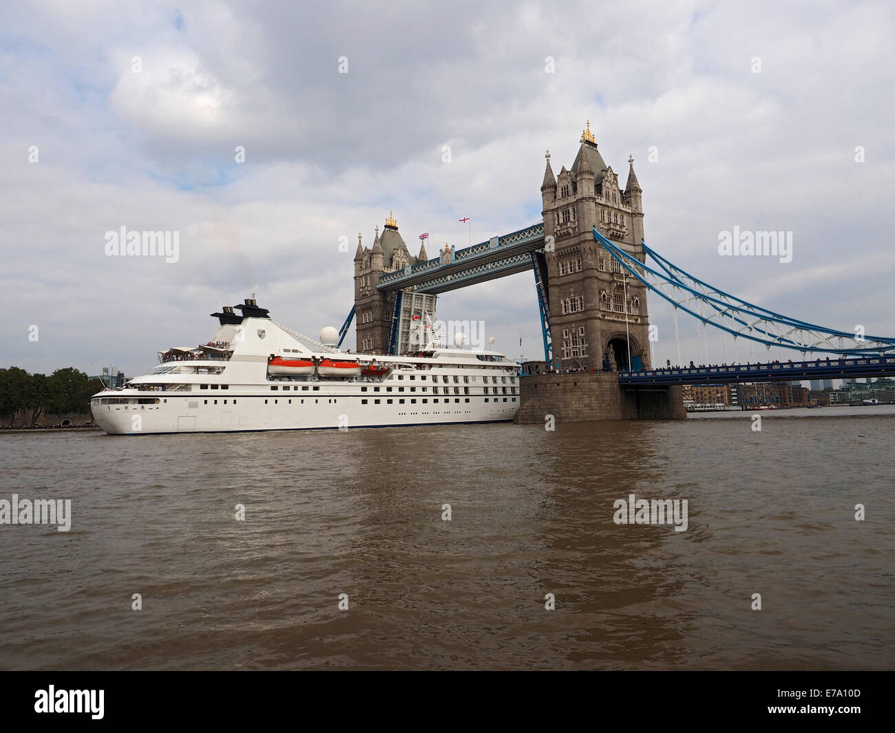 Londres, Royaume-Uni. 10 Septembre, 2014. Le Tower Bridge a été relevé à jour pour permettre à la légende Seabourne cruise ship à passer par les échos de la Terre et de l'espoir et de gloire, pour accoster à côté du croiseur Belfast sur la tamise Crédit : Glyn Fletcher/Alamy Live News Banque D'Images