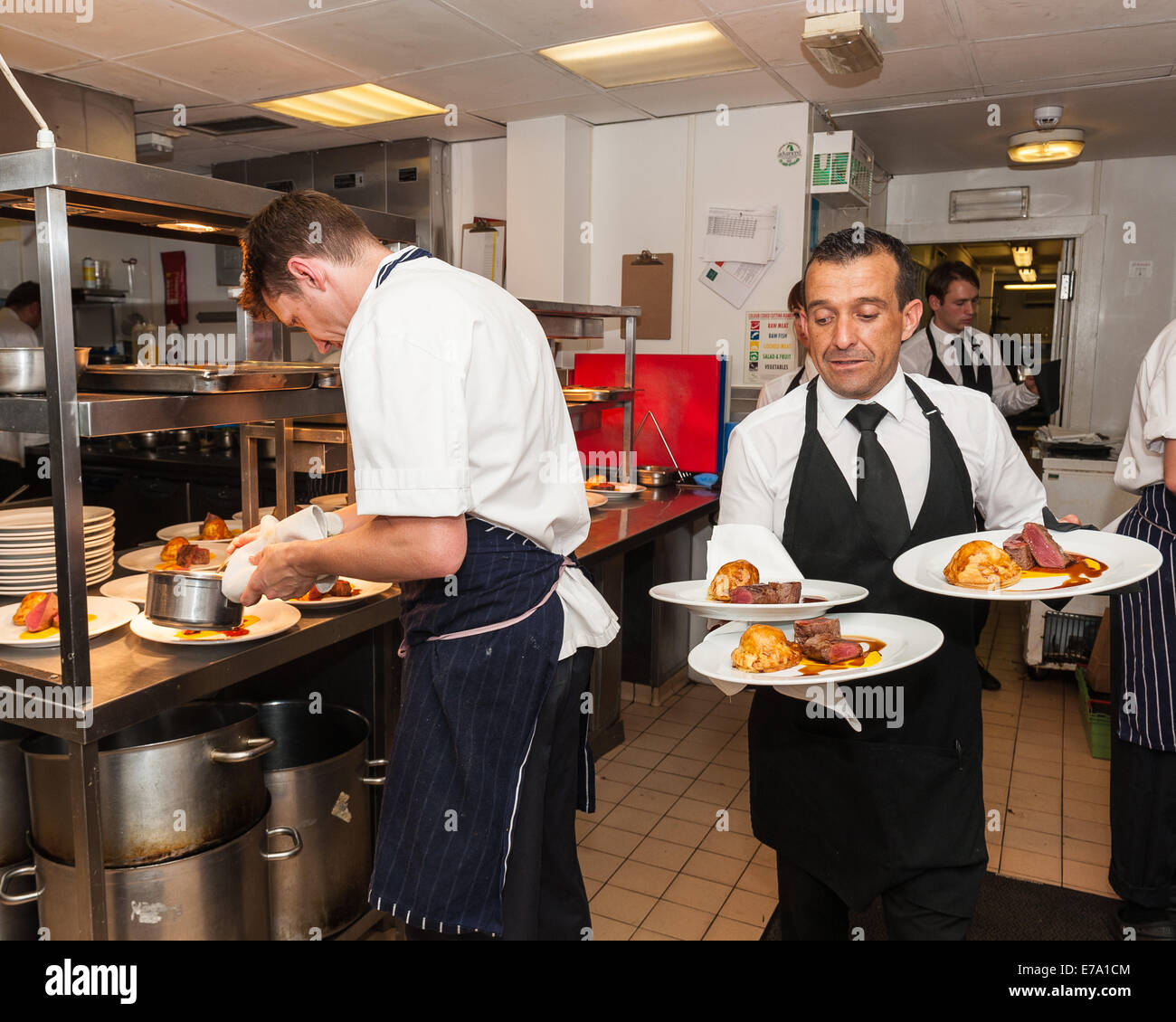 Brighton, East Sussex, UK. 10 Septembre, 2014. La longe de chevreuil servant d'être accompagné par Morellino di Scansano, Bronzone Marchese Mazzei. Chef Rob Carr crée un goût de jeu dîner à l'Hôtel du Vin, Brighton pour BHFDF en utilisant des viandes de gibier de South Downs et de jeu, Sussex par Fromages La Cave a Fromage. Accompagnés de Vins & Spiritueux de producteurs Sussex Ridgeview et Bolney Estates, Blackdown Spiritueux et Enotria. Credit : Julia Claxton/Alamy Live News Banque D'Images