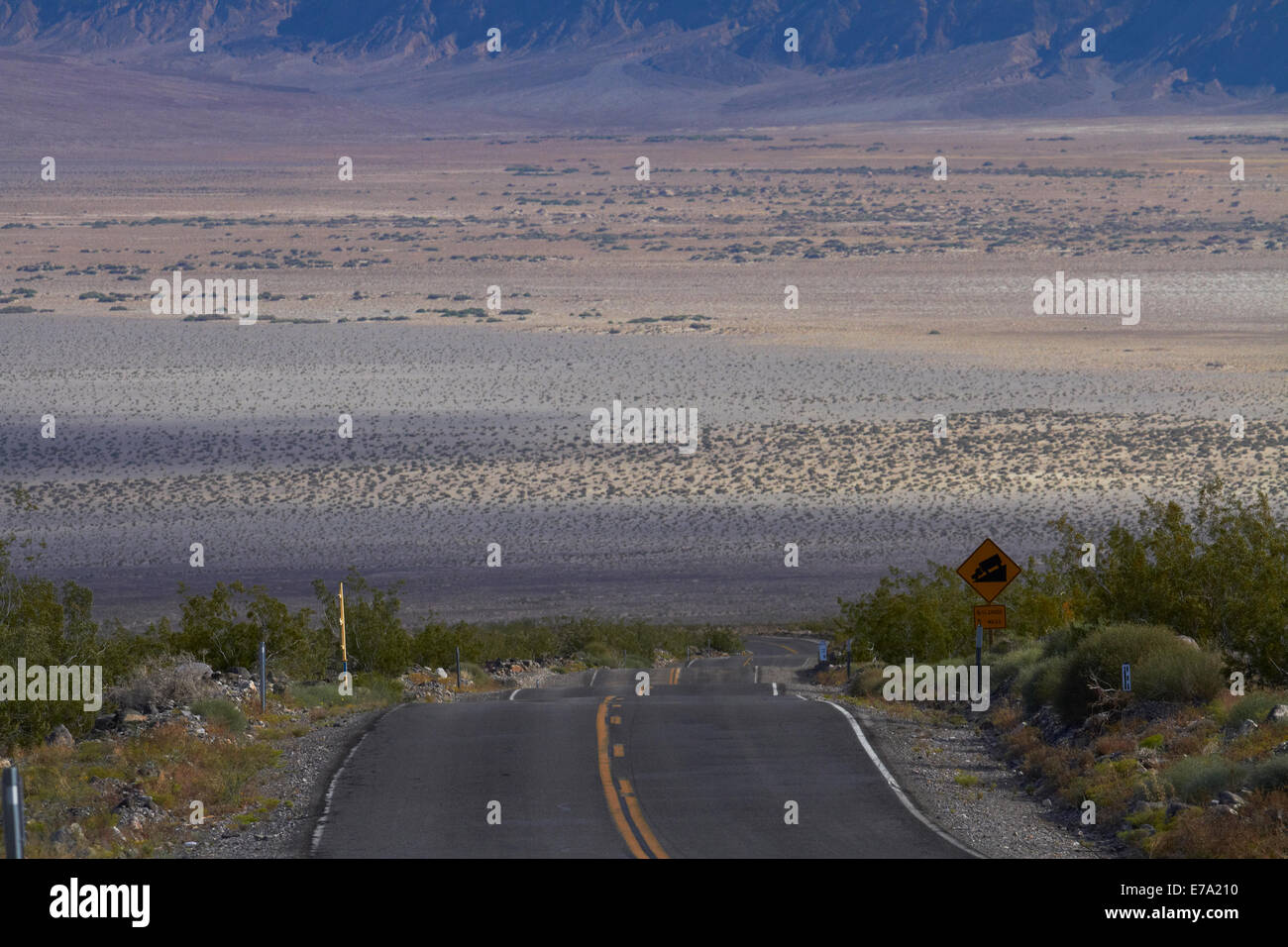 La State Route 190 montée au pied de la vallée de la mort plus de Panamint Range, Death Valley National Park, désert de Mojave, Californie, USA Banque D'Images