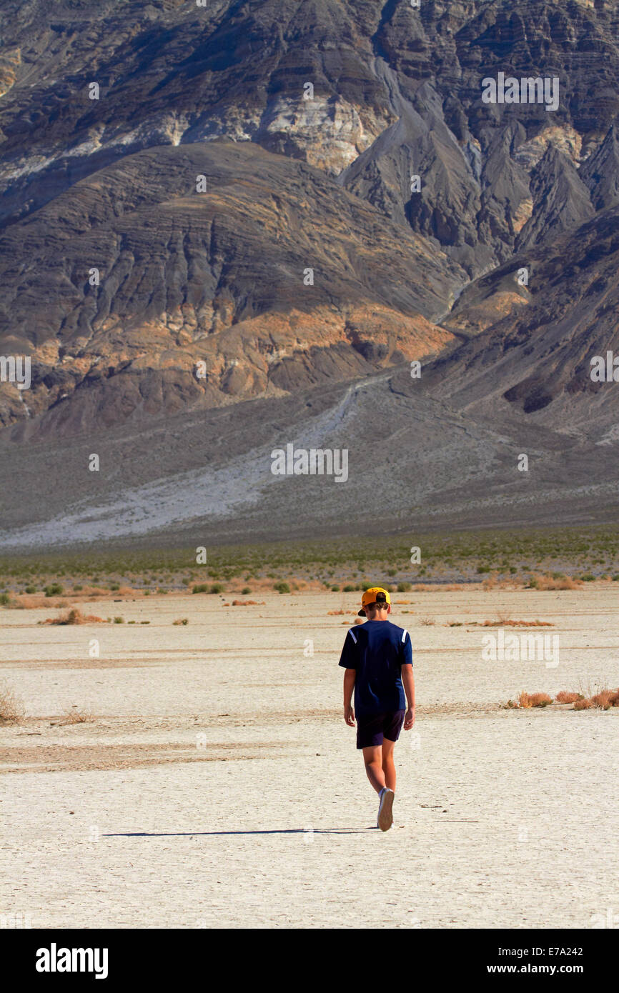 Garçon sur Salt Pan, Panamint Valley, et Panamint Range, Death Valley National Park, désert de Mojave, Californie, USA Banque D'Images