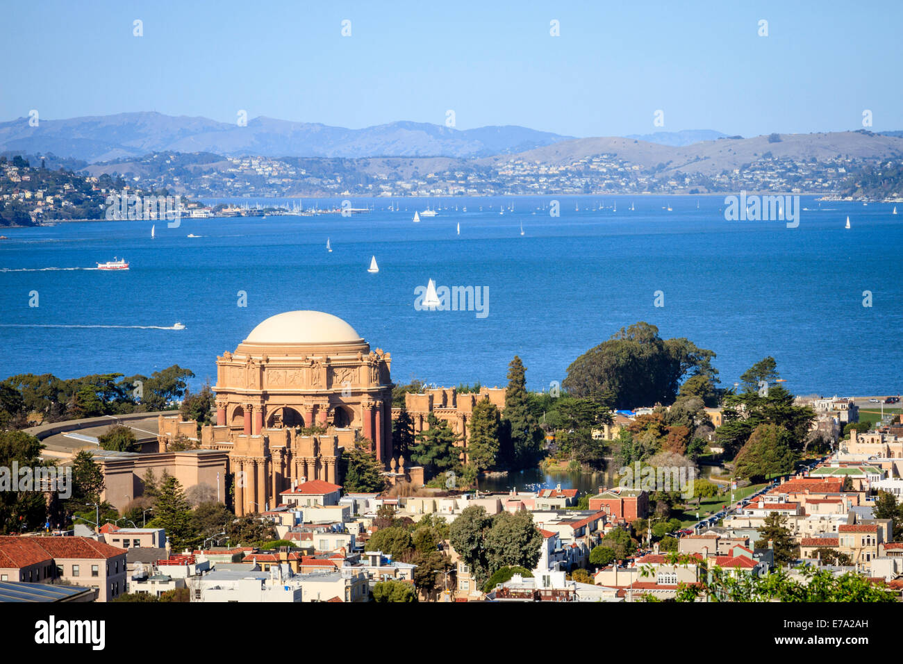 Donnant sur San Francisco marina district avec Palais des Beaux-arts et colline villes à travers la baie de San Francisco Banque D'Images