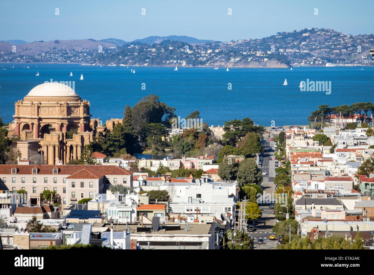 Donnant sur San Francisco marina district avec Palais des Beaux-arts et colline villes à travers la baie de San Francisco Banque D'Images