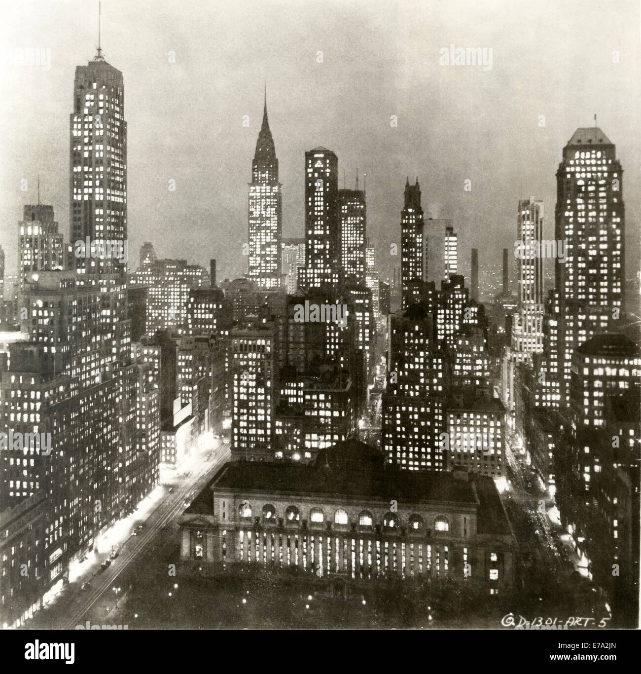 Skyline at Night avec Bibliothèque Publique dans Foregroung et Chrysler Building en arrière-plan, la ville de New York, USA, vers 1930 Banque D'Images