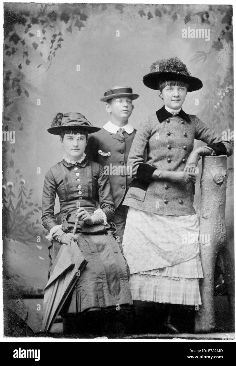 Deux jeunes filles et garçon, Portrait, vers 1900 Banque D'Images