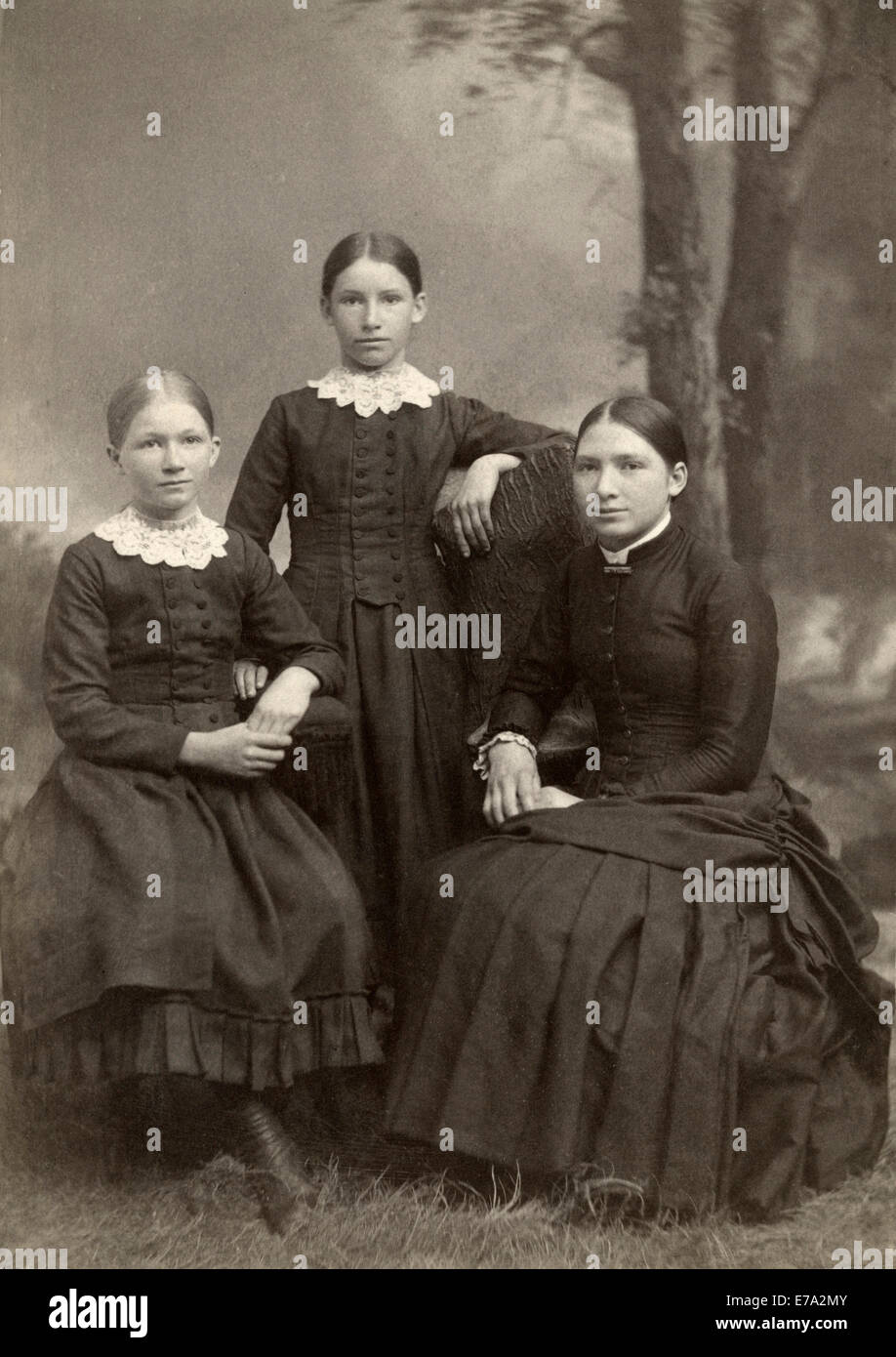 Adolescente avec deux jeunes filles avec des colliers en dentelle, Portrait, vers 1900 Banque D'Images