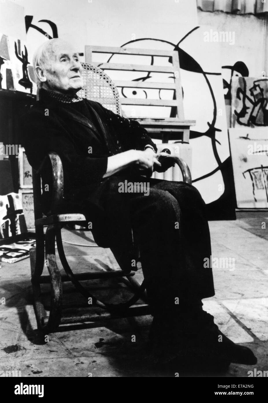 Joan Miro (1893-1983), assis dans son studio, Palma, Majorque, 1982 Banque D'Images