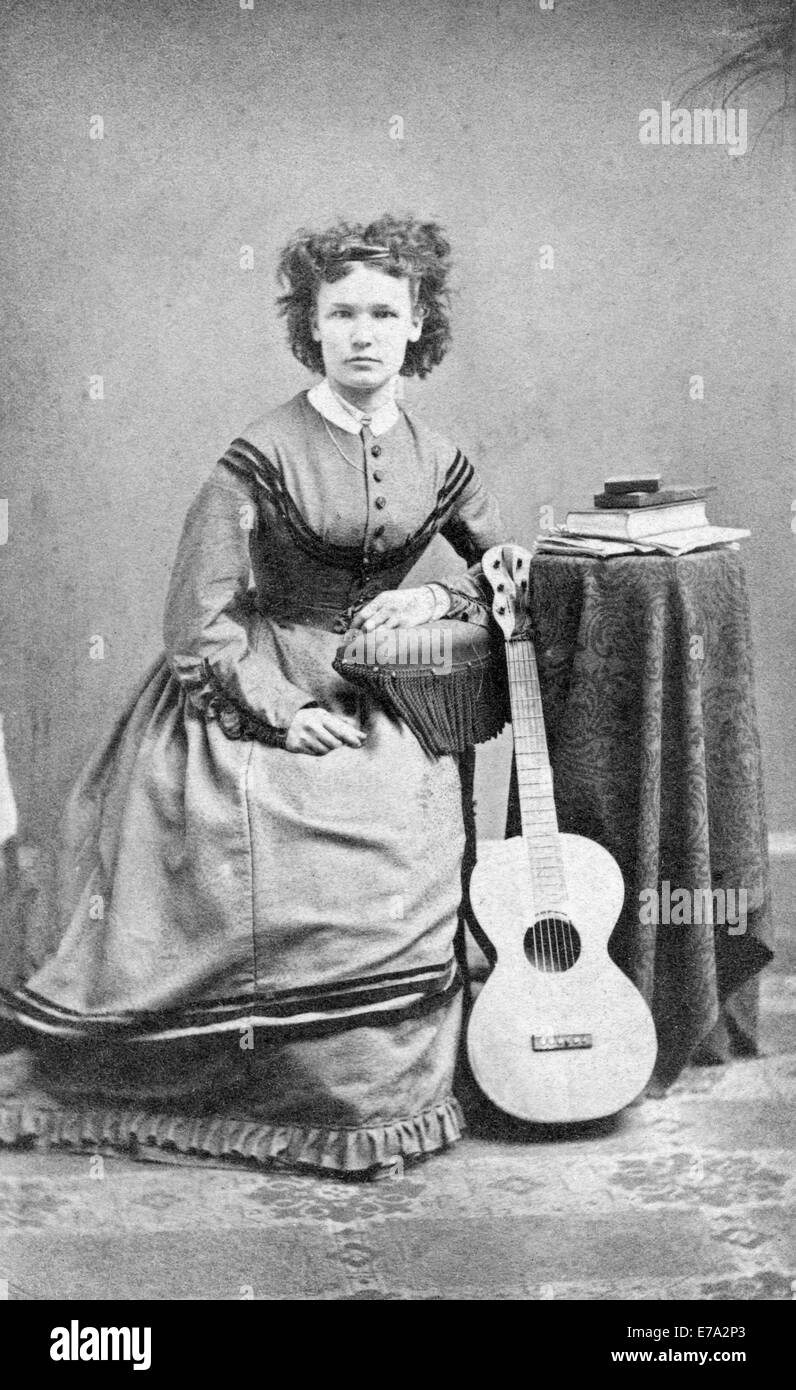 Femme assise avec guitare, Carte du Cabinet, vers 1911 Banque D'Images