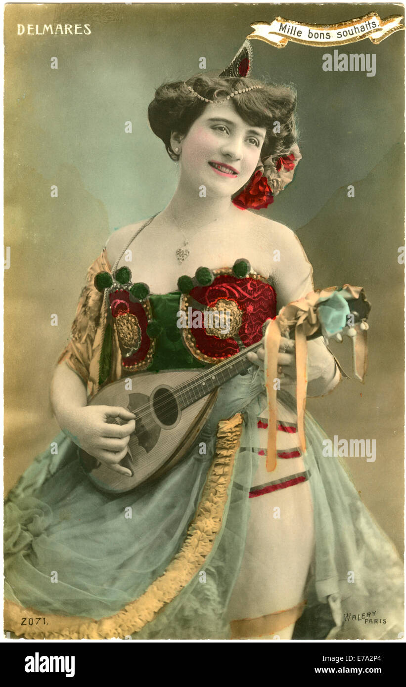 Georgette Delmares, comédienne et showgirl, jouer au luth, Hand-Tinted Carte Postale, vers 1910 Banque D'Images
